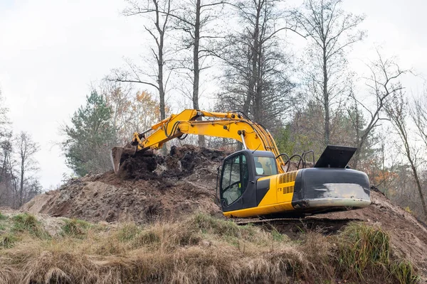 Grande Escavadora Poderosa Fazendo Colina Terra Escavada Escavadeira Durante Trabalho — Fotografia de Stock