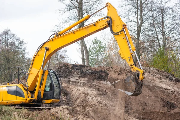 在农村挖大型挖掘机 工作期间的挖掘机 — 图库照片
