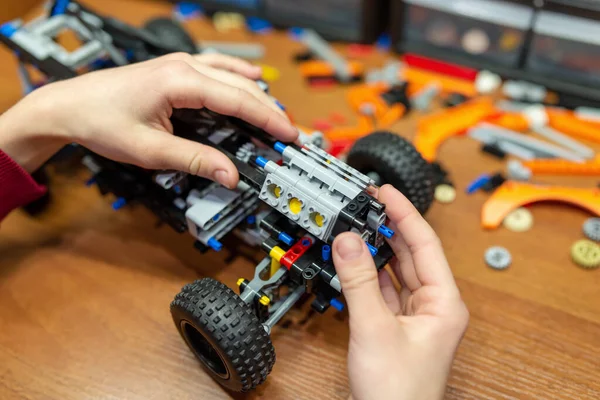 Chłopiec Buduje Samochód Robota Konstruktorem Elektronicznym Chłopiec Uczy Się Podstaw — Zdjęcie stockowe