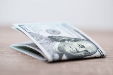 100 dolarlık banknotları masaya katladı. ABD konseptinde ABD para, ekonomi ve finans