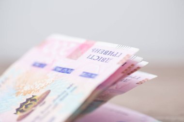 Masanın üzerindeki Ukrayna parasının bir kısmını kapat. Masada 200 Hryvnia banknotu var.