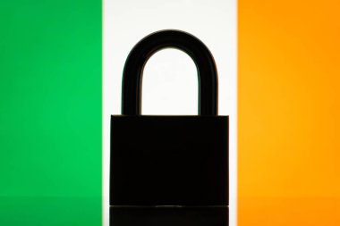 Önünde kapalı kilit olan İrlanda bayrağı. İrlanda 'ya yaptırım, bazı mal ve hizmetlere ambargo