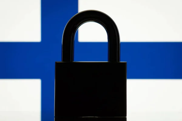Flagge Finnlands Mit Geschlossenem Schloss Vordergrund Konzept Der Sanktionen Gegen — Stockfoto