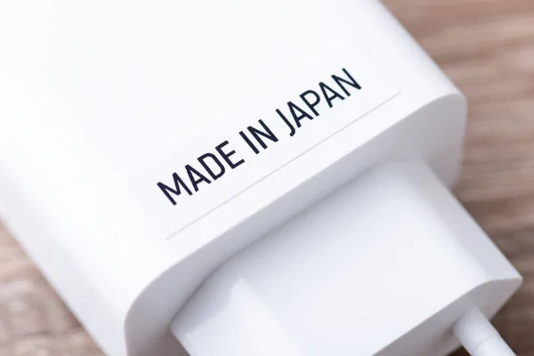 Inscripción Hecho Japón Cargador Eléctrico Blanco Cerca Producción Dispositivos Eléctricos — Foto de Stock