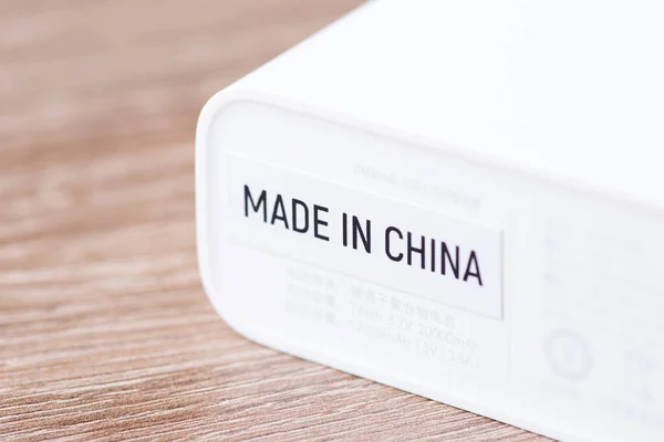 Üzerinde Çin Yapımı Beyaz Elektrikli Cihazın Yazılı Olduğu Etiket Yakın — Stok fotoğraf