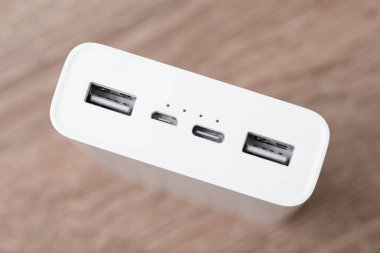 Farklı USB portları olan yan güç bankasını kapatın. Güç bankasında iki usb tipi a, mikro usb, usb type-c portu