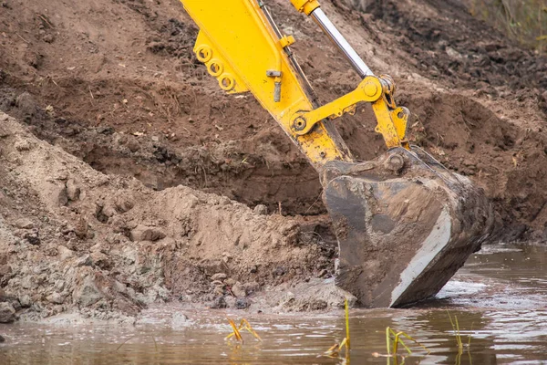 关闭挖掘机铲子 挖掘人工池塘 农村的建筑工程 — 图库照片