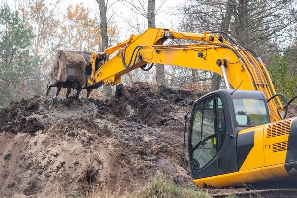挖掘机在挖土 农村的建筑工程 挖掘土壤 — 图库照片