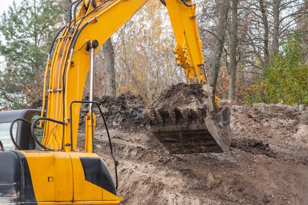 Excavando Tierra Con Excavadora Primer Plano Pala Excavadora Con Suelo —  Fotos de Stock