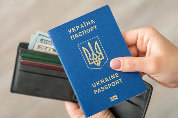 Cüzdanında Dolar Banknotları Olan Ukraynalı Birinin Pasaportu Göçmenlik Kavramı Amerika — Stok fotoğraf
