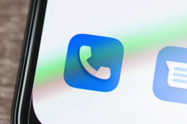 Chernihiv, Ukrayna - 22 Aralık 2022: Telefon ekranında mobil uygulama simgesi, telefon görüşmeleri, aile ve arkadaşlarla bağlantı