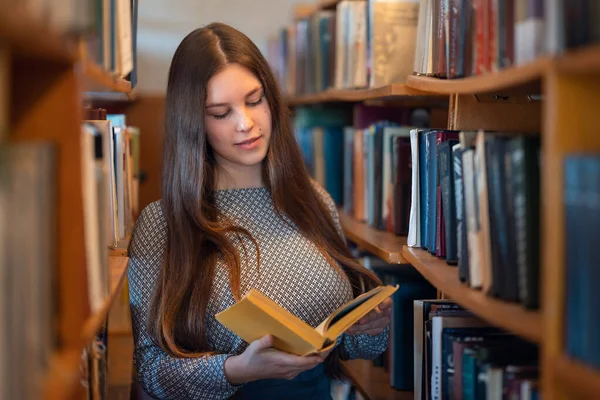 Молодая Студентка Читает Книгу Библиотеке Студент Готовится Проекту Ищет Информацию — стоковое фото