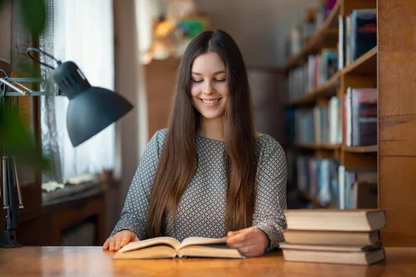 Счастливая Девушка Читает Книгу Сидя Столом Библиотеке Изучение Чтение Литературы — стоковое фото