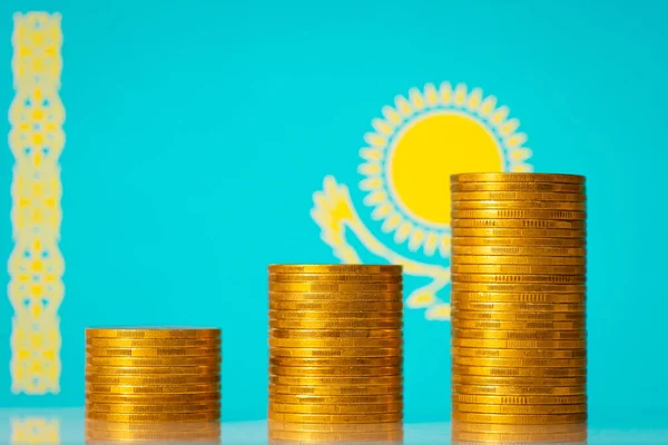 Стовпи Золотих Монет Проти Прапора Казахстану Теорія Розвитку Казахстану — стокове фото