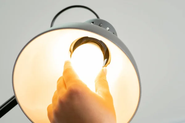 Zamknij Ujęcie Świecącej Żarówki Lampie Kobieca Ręka Zmienia Koncepcja Wygodnej — Zdjęcie stockowe