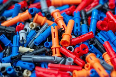 Masanın üzerindeki renkli mühendislik parçalarını kapat. Küçük mühendisler için geliştirilen plastik parçaların arkaplanı