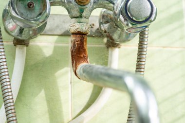 Banyodaki paslı eski musluğu kapat. İçilebilir suyla ilgili bir sorun var.