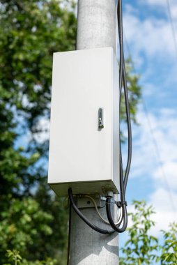 Yüksek voltajlı çalışma kutusu ve biraz kablo girip çıkıyor. Tüketicilere elektrik tedariği yönetiliyor