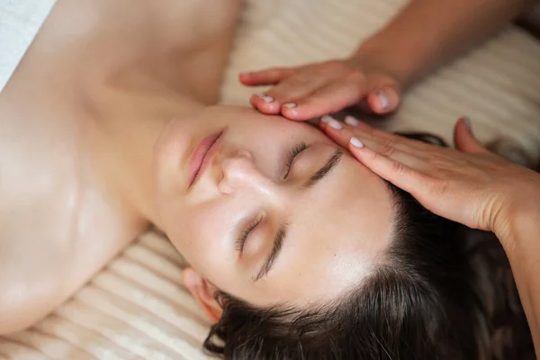 Mains Cosmétologue Faire Massage Facial Manuel Pour Les Jeunes Femmes — Photo