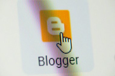 Chernihiv, Ukrayna - 12 Ocak 2022: Google Blogger logosu bilgisayar ekranında. Fare imleci, zaman damgalı girdileri olan bloglar yazmak için Google Blogger uygulaması açıyor