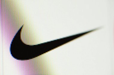 Chernihiv, Ukrayna - 12 Ocak 2022: Nike logosu bilgisayar ekranında. Nike spor ayakkabıları ve giyim şirketini kullanma fikri