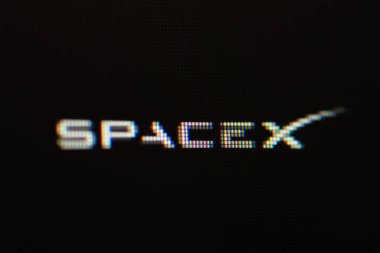 Chernihiv, Ukrayna - 12 Ocak 2022: Bilgisayar ekranında Spacex logosu. Spacex şirket konseptini kullanarak
