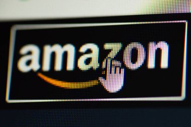 Chernihiv, Ukrayna - 12 Ocak 2022: Amazon logolu fare imleci. Çevrimiçi alışveriş kavramı, Amazon çevrimiçi mağazası