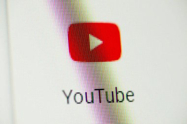 Chernihiv, Ukrayna - 12 Ocak 2022: YouTube logosu bilgisayar ekranında. Blogger ve vlog yazarlarını izlemek için YouTube kullanılıyor