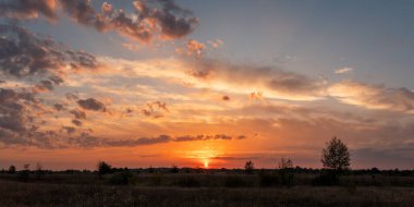 Kırsalda güzel bir günbatımı gökyüzü. Gökyüzünde dramatik renkli bulutlar