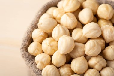 Keten poşetteki soyulmuş fındıkları kapat. Torbada taze fındıklar