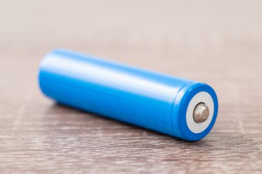 18650 lityum iyon bataryası, kapatın. Masada yüksek kapasiteli pil var