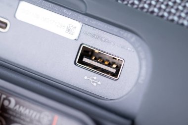 Chernihiv, Ukrayna - 23 Eylül 2023: USB JBL hoparlörü diğer cihazları şarj etmek için kullanılır. Aygıtlar için güç bankası olarak JBL Şarj Özü 2 hoparlörü kullanılıyor