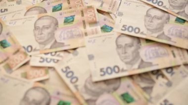 Ukrayna 500 Hryvnia banknotuna odaklanıyorum. Masadaki Ukrayna para faturasına odaklanma videosu