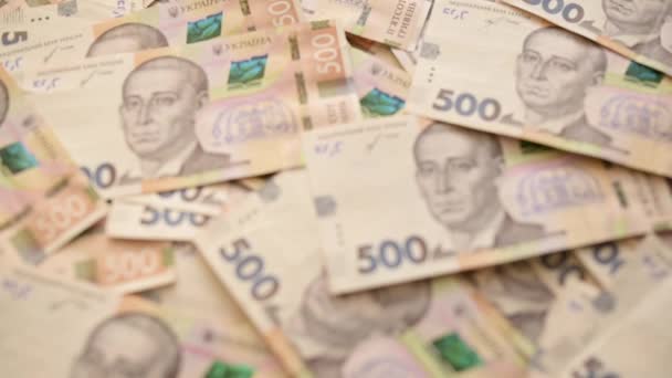 우크라이나어 500 그리브니아 지폐에 초점을 테이블에 우크라이나 청구서에 초점을 당기는 — 비디오