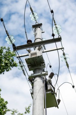 Cihazlı modern elektrik direği. Tüketicilere yeni elektrikli teçhizat sağlanıyor