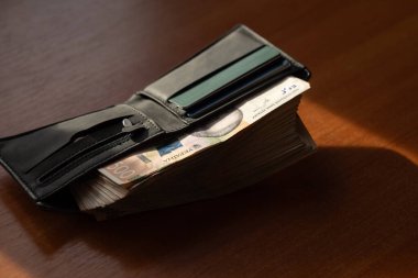 Cüzdanı Ukrayna Hryvnia parasıyla dolu. Cüzdanında 500 Hryvnia banknot yığını