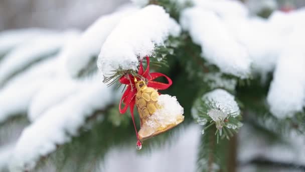 雪で覆われた木の屋外でクリスマスツリー装飾のスローモーションビデオ クリスマスのお祝い 屋外で木を飾る — ストック動画