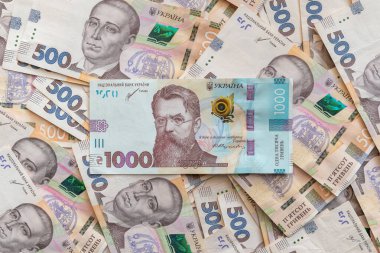 Yukardan bakıldığında 500 Hryvnia banknotu düz bir yüzeyde, 1000 banknot merkezde. Zenginlik, zenginlik, yüksek kazanç ve Ukrayna 'da yatırım kavramı