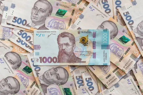 Yukardan bakıldığında 500 Hryvnia banknotu düz bir yüzeyde, 1000 banknot merkezde. Zenginlik, zenginlik, yüksek kazanç ve Ukrayna 'da yatırım kavramı
