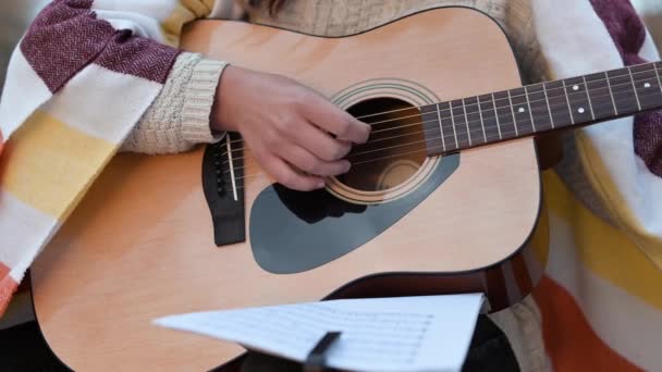 Close Uma Menina Guitarrista Tocando Partir Partituras Caderno Aprendendo Nova — Vídeo de Stock