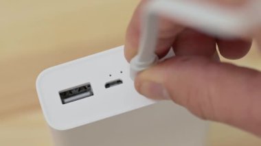 Power Bank, diğer mikro usb, usb A portlarını şarj etmek için usb tip-c kablosu kullanılıyor. Modern hızlı usb c portu üzerinden şarj cihazları için power bank istasyonu kullanılıyor