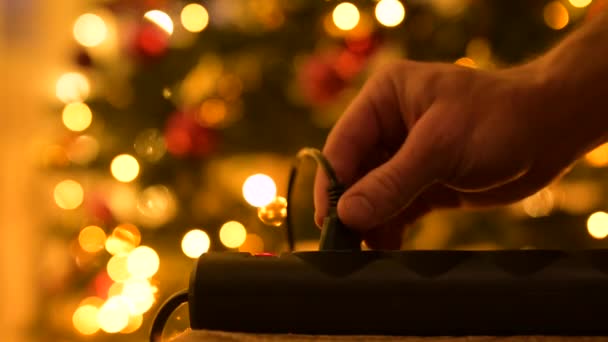 Közelíts Dugd Karácsonyi Füzért Konnektorba Karácsonyfa Felkapcsolása Fények Felkapcsolása Ünnepi — Stock videók
