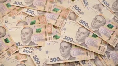 Masanın üzerinde 500 Hryvnia banknotunun olduğu bir geçmiş. Büyük miktarda Ukrayna Hryvnia nakit parası.