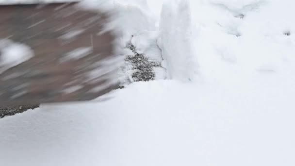 Garaj Yolundan Kar Kürüyen Bir Adamın Yakın Çekimi Kışın Kar — Stok video