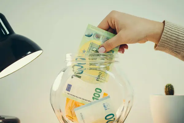 Zbliżenie Ujęcia Żeńskiej Ręki Wkładającej Banknot Sto Euro Pudełka Pieniędzmi Obrazek Stockowy