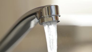 Musluktan akan su var. Mutfaktaki su akışını kesiyorum.