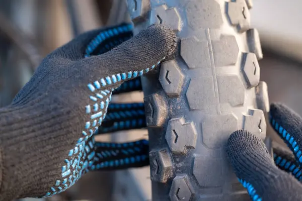 Mężczyzna Rękawiczkach Bada Zużyte Opony Motocyklowe Enduro Pojazd Dwukołowy Który Obrazek Stockowy