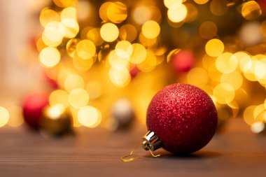 Parıltılı kırmızı Noel ağacı, ahşap zemine uzanmış, yaklaş. Dekorasyon, yanık ışıklar, şenlik havası.