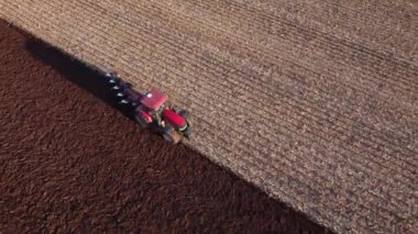 Traktör tarla sürüyor. İlkbaharda tarla sürüyorum.
