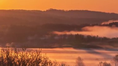 Nehir vadisinde akan sislerin zamanı. Kırsalda güzel sisli bir sabah, güneş doğuyor.